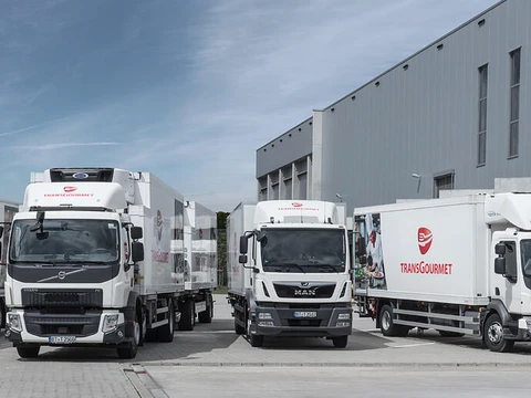 LKW's stehen vor Lagerhalle