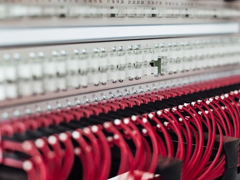 Ein Switch mit vielen roten Kabeln