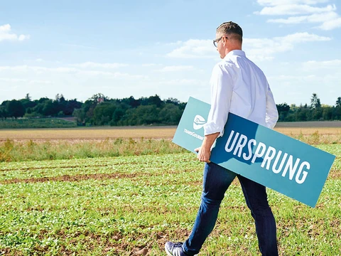 mann auf feld mit schild