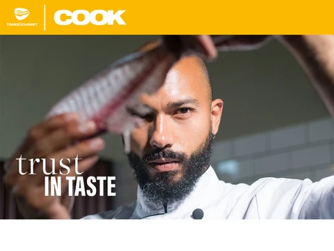 koch mit fisch in der hand